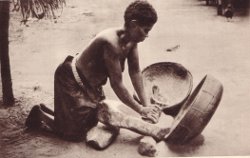 femme préparant la farine de maïs/photo A. Landeghem